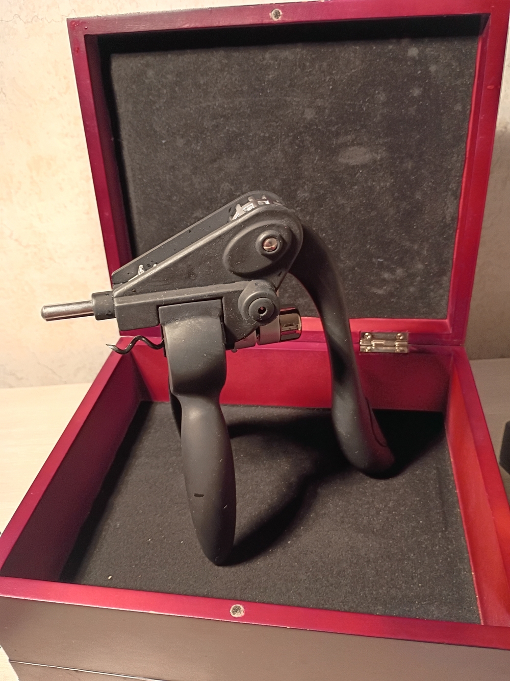 Red Wine Accessory Gift Set - Red - Picture 3 of 11